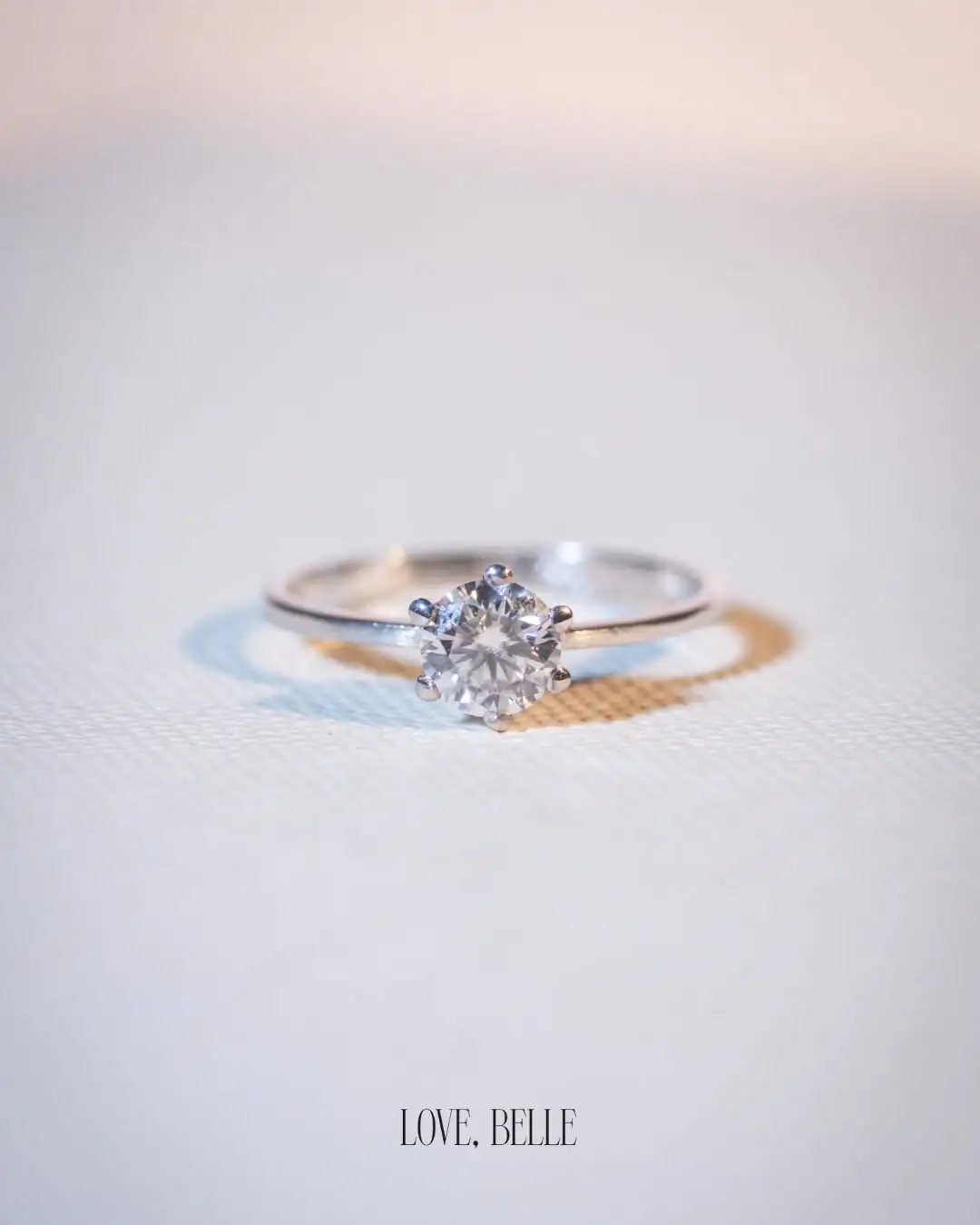 A white gold Love, Belle solitaire